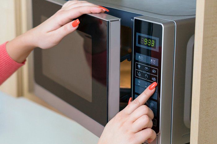Nấu, hâm thức ăn bằng lò vi sóng không khiến thức ăn bị nhiễm xạ. 