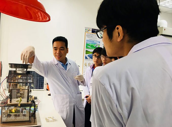 TS Đào Văn Dương (bìa trái) hướng dẫn sinh viên tại phòng thí nghiệm