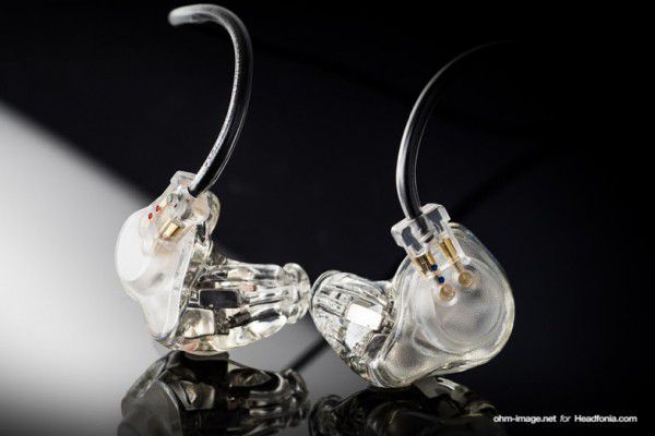 Ca sỹ đeo tai nghe trên sân khấu để làm gì? 5