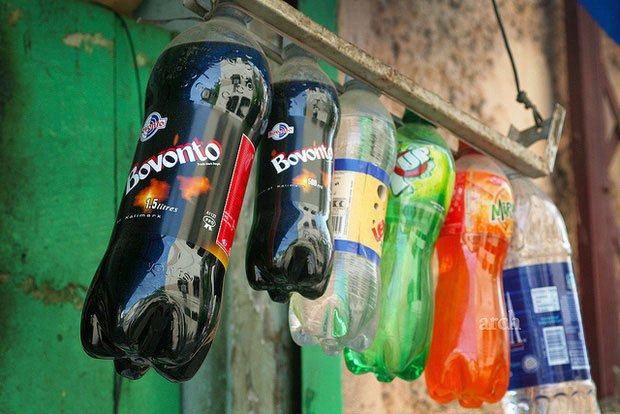Đáy các chai nước ngọt có ga đều không bằng phẳng.