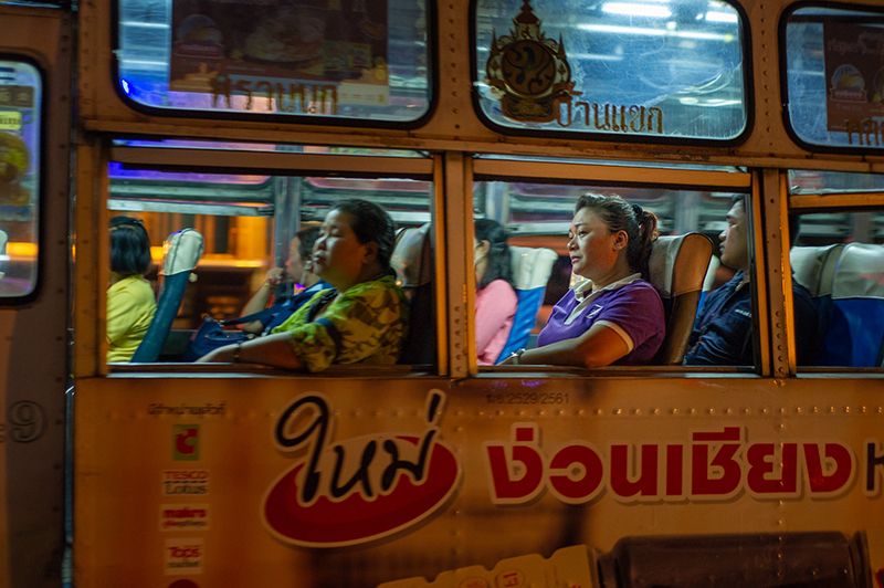 Xe bus tại Thái Lan có hai loại, bao gồm có cửa sổ, máy lạnh hoặc không. Tùy theo nhu cầu mà bạn có thể lựa chọn nha