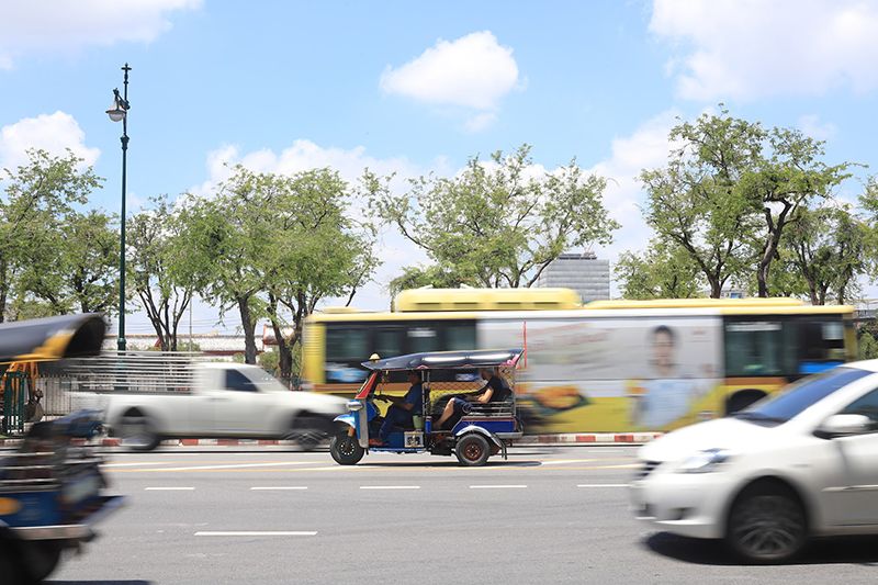 Tuktuk là phương tiện được người bản địa yêu thích. Tuy nhiên, MIA.vn khuyên bạn nên đi tuktuk trải nghiệm một đoạn ngắn thôi sẽ phù hợp hơn