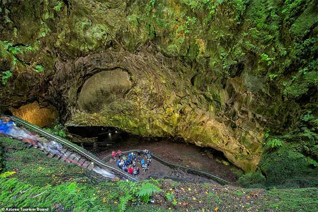 Tham quan sâu trong hang Algar do Carvão