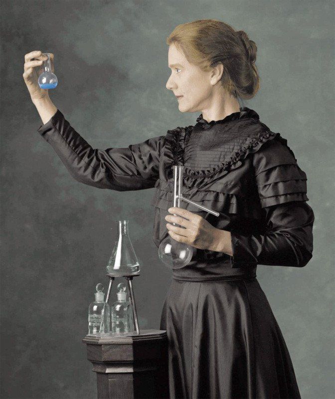Nữ bác học Marie Curie giành hai giải Nobel Vật lí và Hóa học từ những nghiên cứu trong phòng thí nghiệm tồi tàn. 
