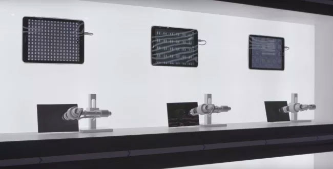  Đèn LED thông thường (trái) so với các mô-đun nhỏ hơn cho OLED (giữa) và MicroLED (phải).