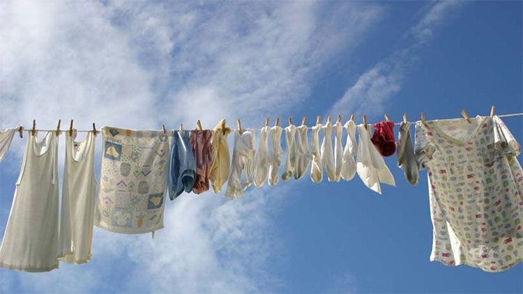 Thuốc tẩy là một trong những nguyên nhân khiến vải bị cứng.