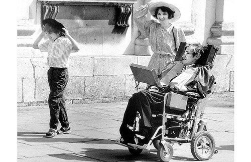 nhà vật lí Stephen Hawking bộ não thiên tài trong cơ thể tật nguyền 9