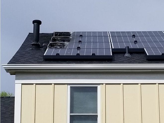 Pin mặt trời Tesla không an toàn 100%, có nóc nhà đã bốc cháy - Ảnh 1.