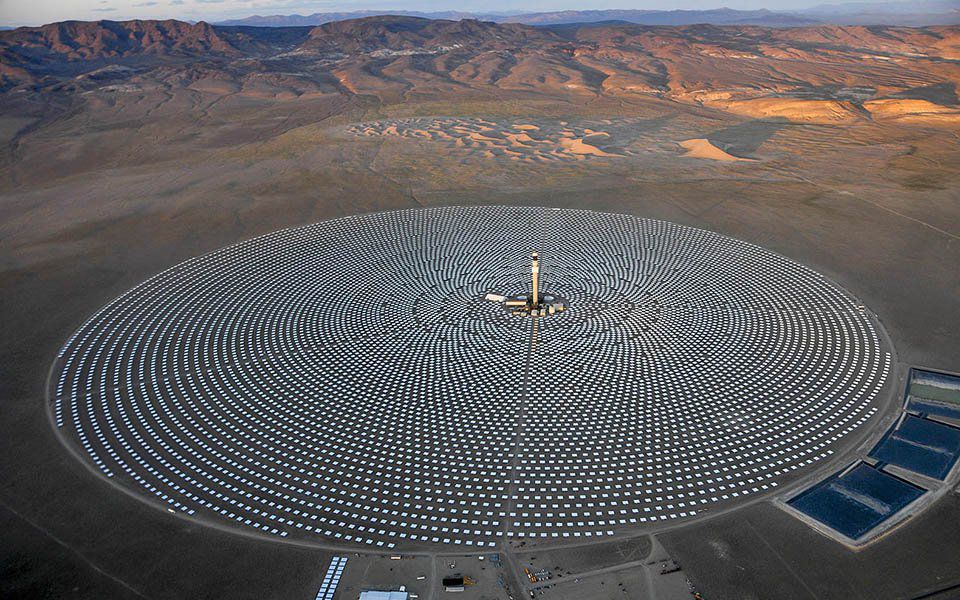 Đang tải Crescent Dunes Solar Energy Plant.jpeg…