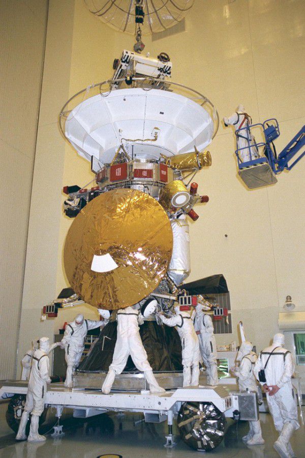 Cassini tàu vũ trụ tỷ USD của NASA kết thúc hành trình sau 20 năm, vật lí khám phá