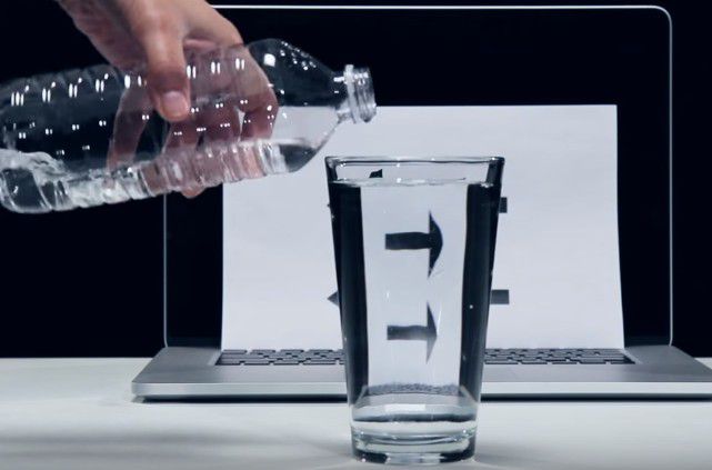 Thí nghiệm vật lí vui với nước, bạn giải thích được không?