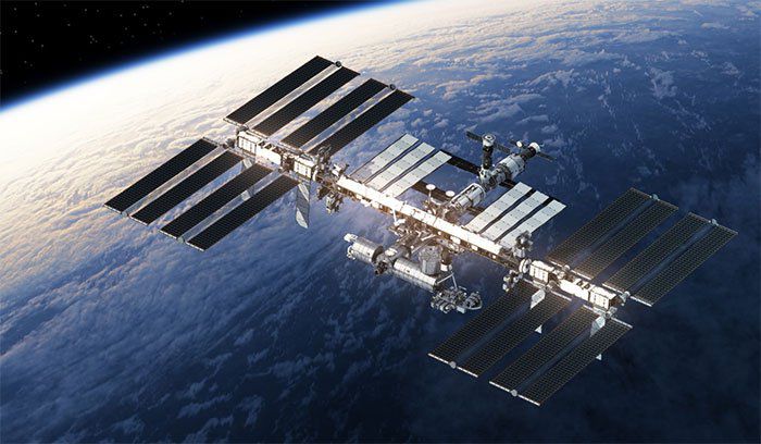 ISS dài 109 mét, rộng 75 mét, tức là tương đương với một sân bóng đá.