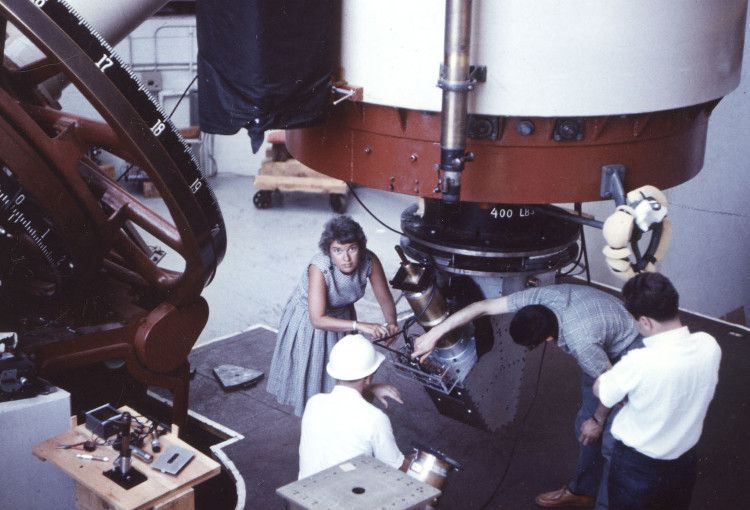 Vera Rubin thời trẻ đang làm việc cùng các đồng nghiệp.