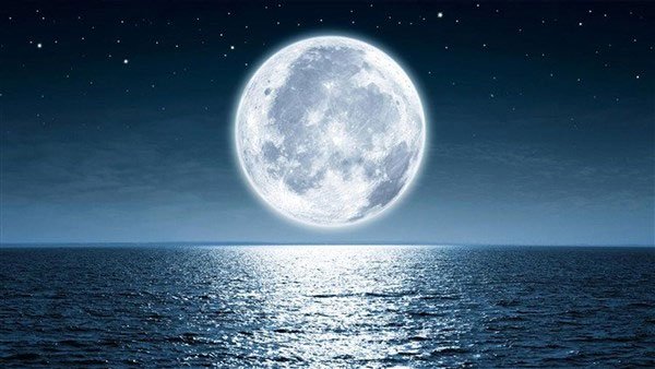 Hình ảnh Mặt trăng được mô phỏng khuếch đại trên mặt biển.