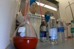 Phát hiện hạt nhựa siêu nhỏ trong hàng loạt sản phẩm nước đóng chai